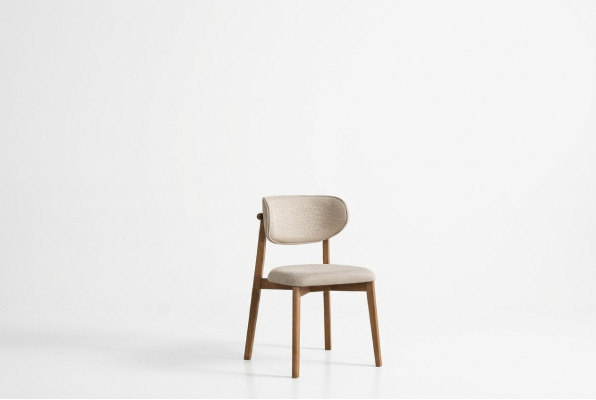 Silla de comedor elegante y confortable en beige de madera de calidad exclusiva.