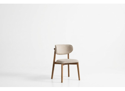 Silla de comedor elegante y confortable en beige de madera de calidad exclusiva.