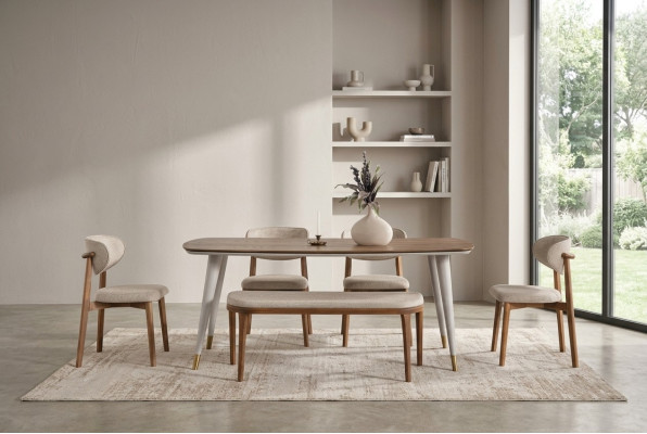Elegante conjunto compuesto por mesa de comedor y 4 sillas + banco en tono beige para comedor.