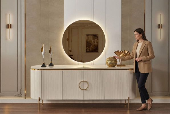 Consta de un conjunto de comedor. Consta de un aparador y espejo de color beige.