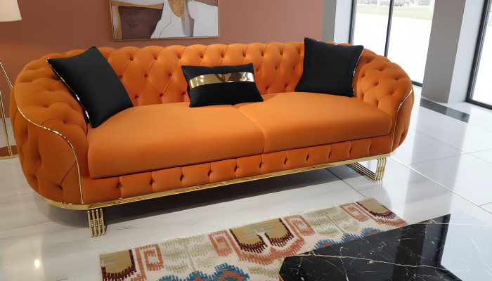 Elegante sofá de 3 plazas Chesterfield moderno en color naranja para la sala de estar.