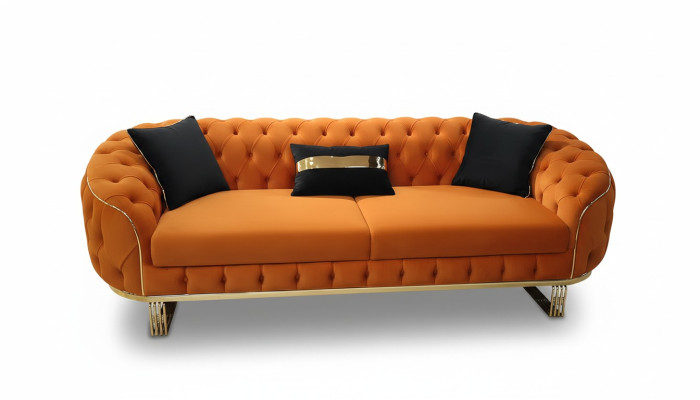 Elegante sofá de 3 plazas Chesterfield moderno en color naranja para la sala de estar.