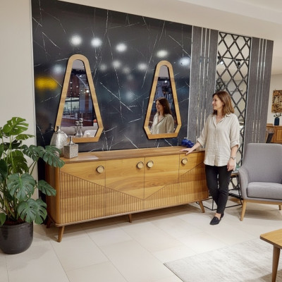 Elegante aparador marrón de lujo de 4 puertas de madera, muebles de madera robustos.