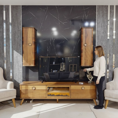 Elegante mueble de TV marrón claro del diseñador para la sala de estar.