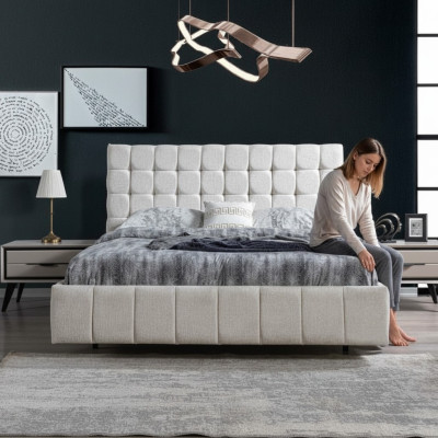 Conjunto exclusivo de dormitorio: cama doble blanca de lujo con 2 mesitas de noche de madera.