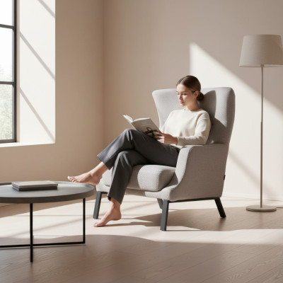 Sillón tapizado blanco de tela de una plaza con reposabrazos para sala de estar.