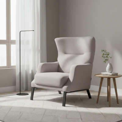 Sillón tapizado blanco de tela de una plaza con reposabrazos para sala de estar.
