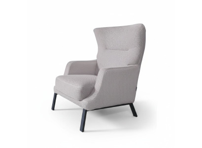 Sillón tapizado blanco de tela de una plaza con reposabrazos para sala de estar.