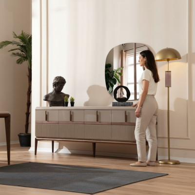 Muebles de comedor beige de lujo de madera aparador de cristal con espejo de 4 puertas en un conjunto de 2 piezas.