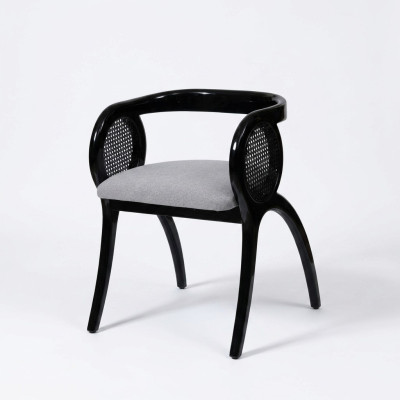 Silla de diseñador gris y negro. Lujoso sillón de una plaza para comedor.