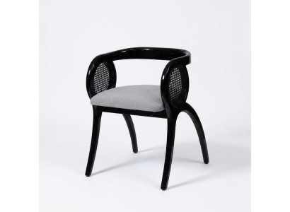 Silla de diseñador gris y negro. Lujoso sillón de una plaza para comedor.