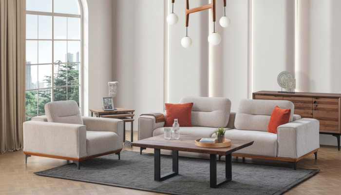 Conjunto de sofá blanco de tres plazas con cojines, sillón, mesa de centro y mesas auxiliares.