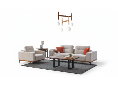 Conjunto de sofá blanco de tres plazas con cojines, sillón, mesa de centro y mesas auxiliares.