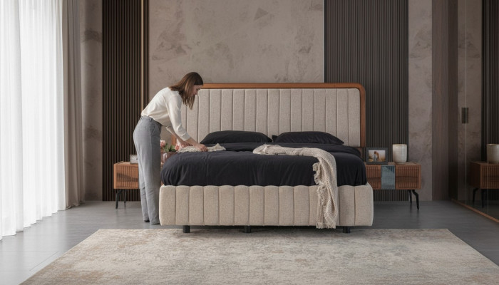 Elegante muebles de dormitorio Cama tapizada de lujo Mesitas de noche de madera.