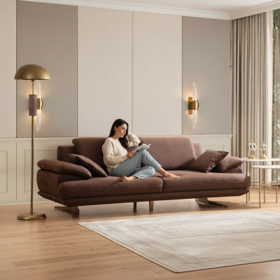 Sofá de tres plazas de lujo diseñado por un diseñador exclusivo para la sala de estar.