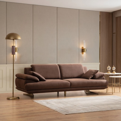 Sofá de tres plazas de lujo diseñado por un diseñador exclusivo para la sala de estar.