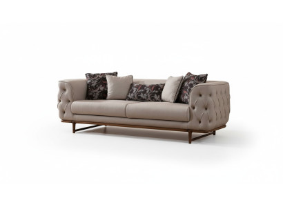 Sofás de tres plazas de lujo en color beige claro Chesterfield, elegantes y acolchados.