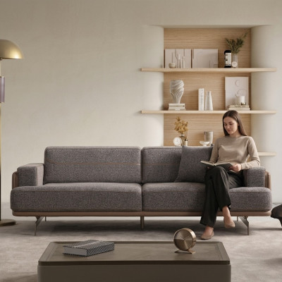 Sofá de diseñador de lujo de tres plazas gris para la sala de estar.
