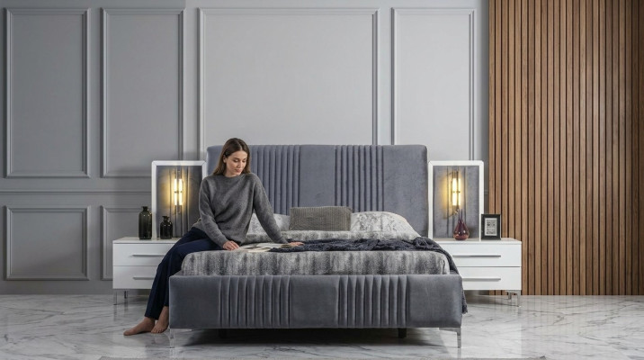 Conjunto de dormitorio moderno gris con cama doble y dos mesitas de noche de madera.