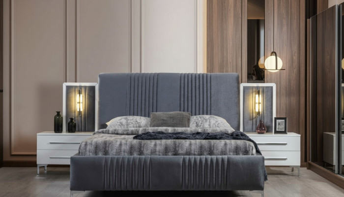 Conjunto de dormitorio moderno gris con cama doble y dos mesitas de noche de madera.