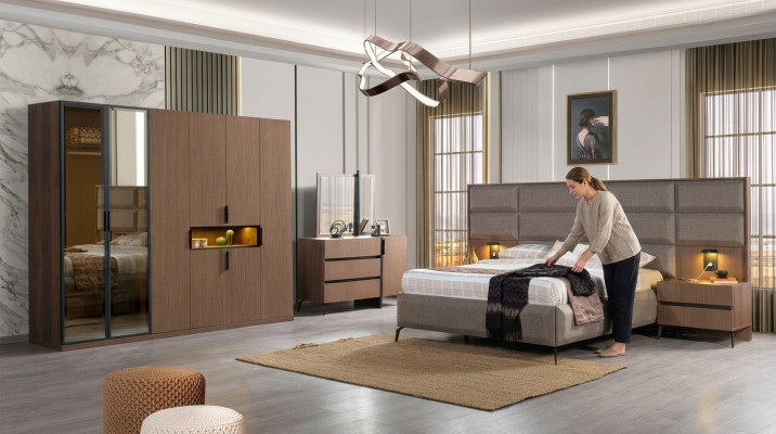 Muebles de madera para dormitorio en tonos marrones, cama de textiles, mesitas de noche, cómoda, armario.