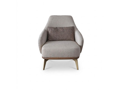 Exclusivo sillón de sala de estar de tejido de diseño individual con elegantes patas de madera.