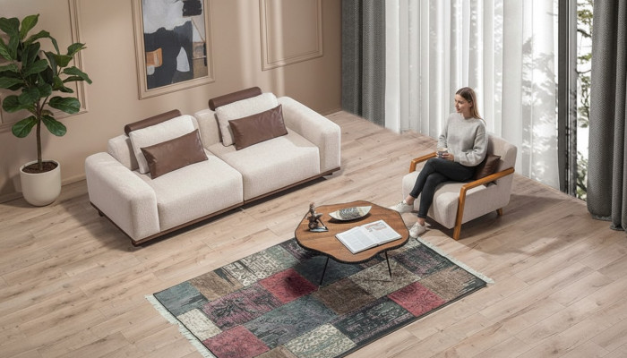 Sala de estar beige, set de sofás exclusivos de dos plazas y sillón de tela tapizado.