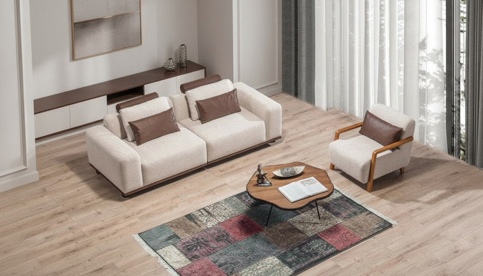 Sala de estar beige, set de sofás exclusivos de dos plazas y sillón de tela tapizado.