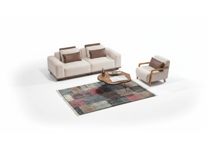 Sala de estar beige, set de sofás exclusivos de dos plazas y sillón de tela tapizado.