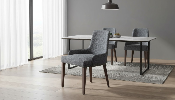 Exclusiva silla gris con patas de madera marrón diseño novedoso para comedor.