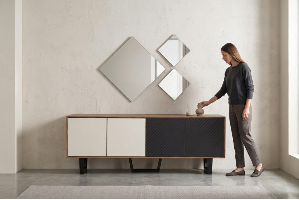 Conjunto de comedor moderno consta de aparador de 4 piezas con 3 espejos novedosos.