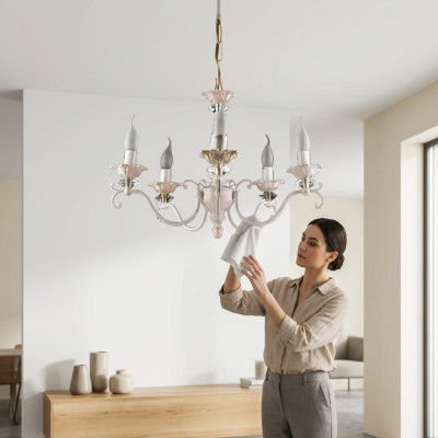 Lámpara de araña brillante de cristal para la sala de estar de interior.