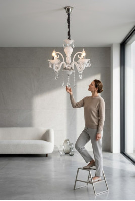Lámpara de techo Una lámpara colgante blanca moderna para la sala de estar de lujo nueva.