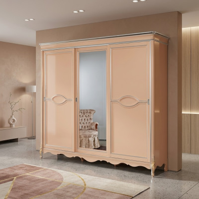 Armario de dormitorio beige de 3 puertas de madera maciza, mueble clásico.