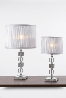 Lámpara de mesa blanca lujosa con candelabro de cristal, estilo clásico, nuevo.