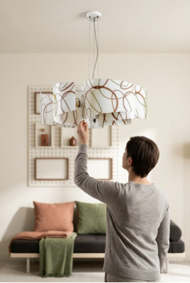 Lámpara de techo contemporánea estilo candelabro blanco. Bonita luminaria.