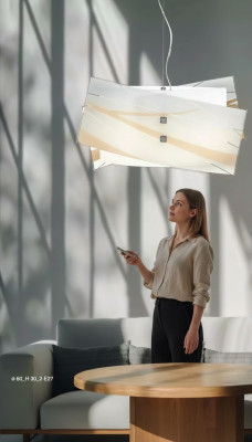 Elegante lámpara de techo. Moderna araña blanca con péndulos y 2 lámparas.