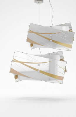 Elegante lámpara de techo. Moderna araña blanca con péndulos y 2 lámparas.
