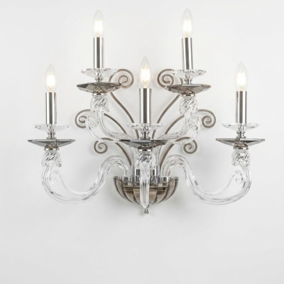 Lámpara de pared estilo antiguo con lámparas de araña y luces de pared.