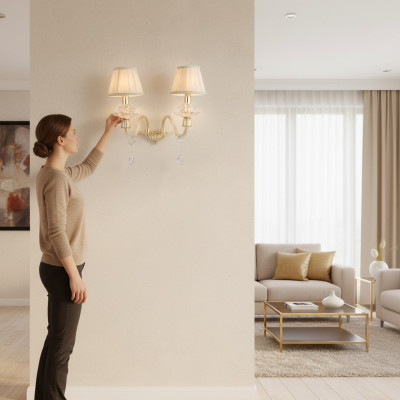 Elegante lámpara de pared. Lámpara de pared clásica en oro, lujoso candelabro.