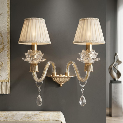 Elegante lámpara de pared. Lámpara de pared clásica en oro, lujoso candelabro.