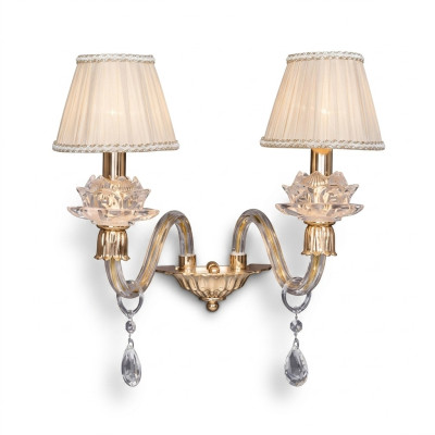 Elegante lámpara de pared. Lámpara de pared clásica en oro, lujoso candelabro.