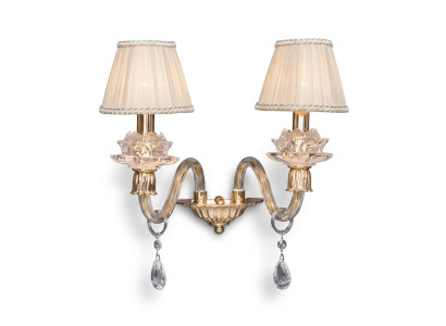 Elegante lámpara de pared. Lámpara de pared clásica en oro, lujoso candelabro.