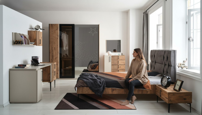 Dormitorio de lujo de 7 piezas. Cama, mesita de noche, armario, cómoda, espejo.