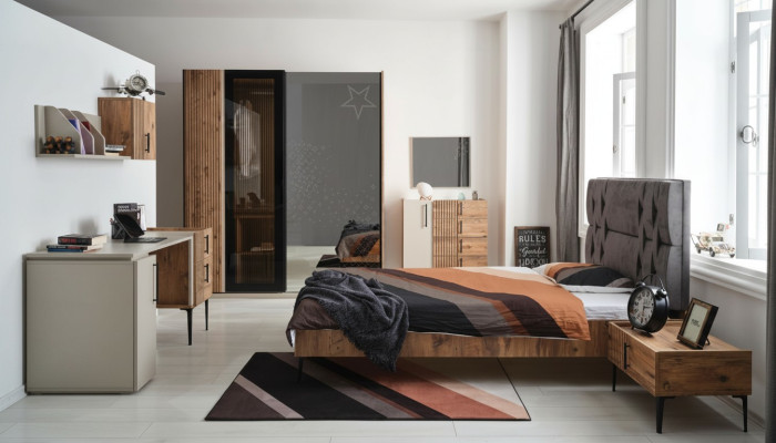 Dormitorio de lujo de 7 piezas. Cama, mesita de noche, armario, cómoda, espejo.