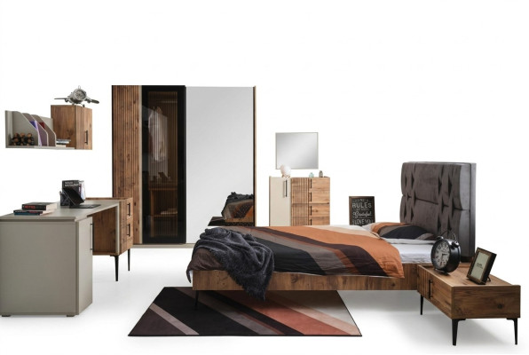 Dormitorio de lujo de 7 piezas. Cama, mesita de noche, armario, cómoda, espejo.