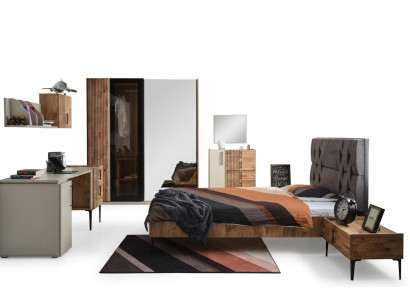 Dormitorio de lujo de 7 piezas. Cama, mesita de noche, armario, cómoda, espejo.