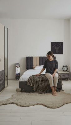 Set de dormitorio gris de lujo y moderno con elegante cama y mesita de noche nueva.