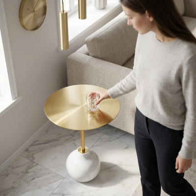 Mesa auxiliar moderna redonda de metal elegante en oro, nueva y lujosa.