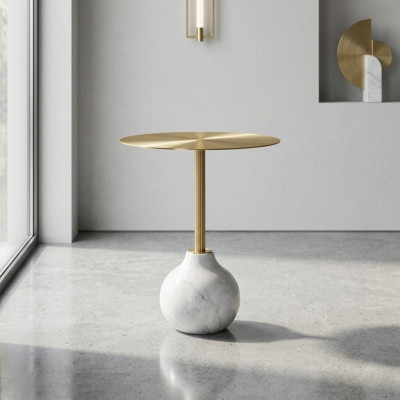 Mesa auxiliar moderna redonda de metal elegante en oro, nueva y lujosa.
